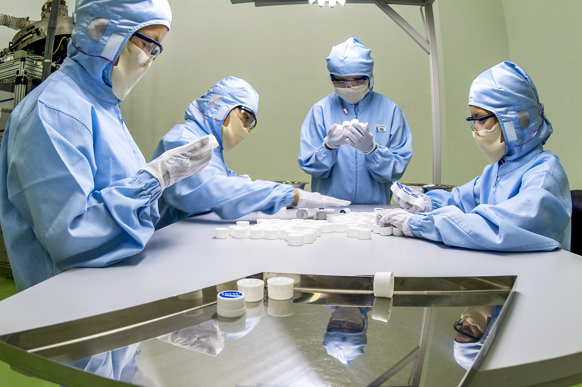 Cleanroom_workers_products_inspection.jpg